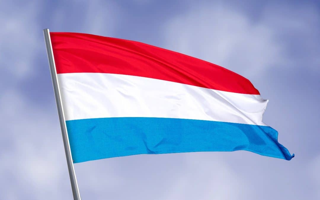 Drapeau luxembourgeois sur fond ciel