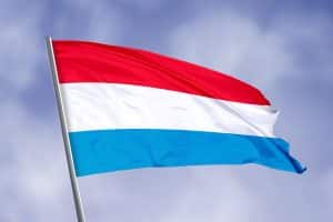 Drapeau luxembourgeois sur fond ciel