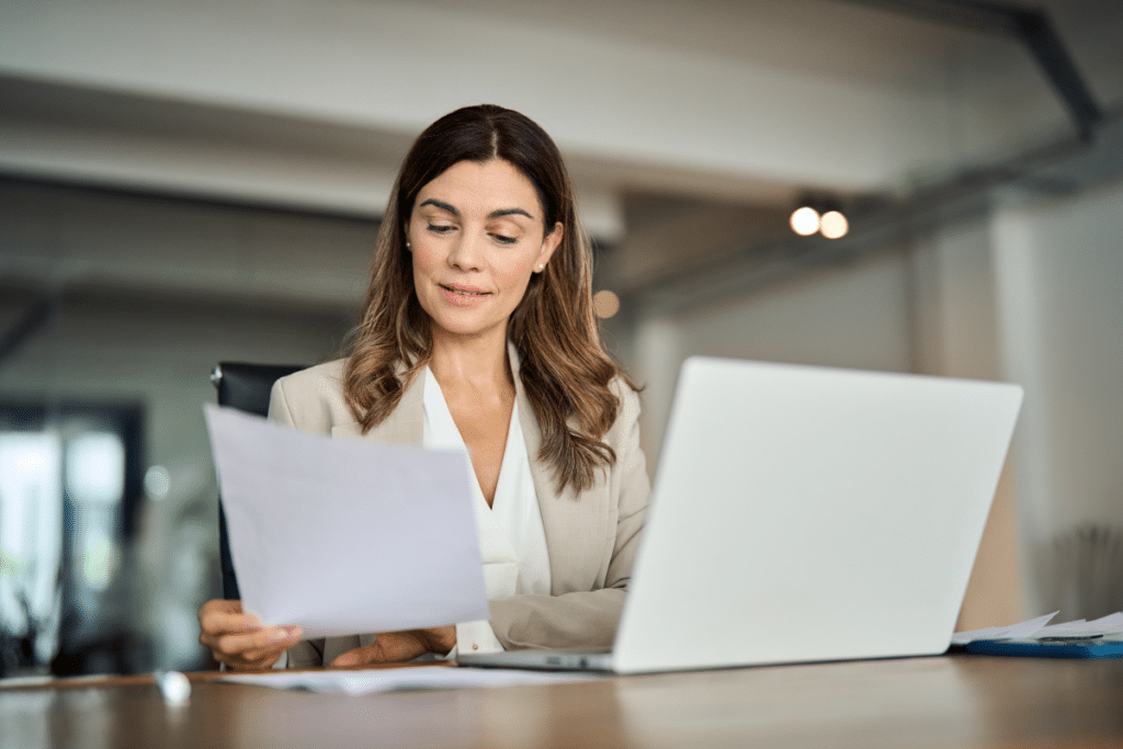 femme traduisant un extrait kbis en anglais