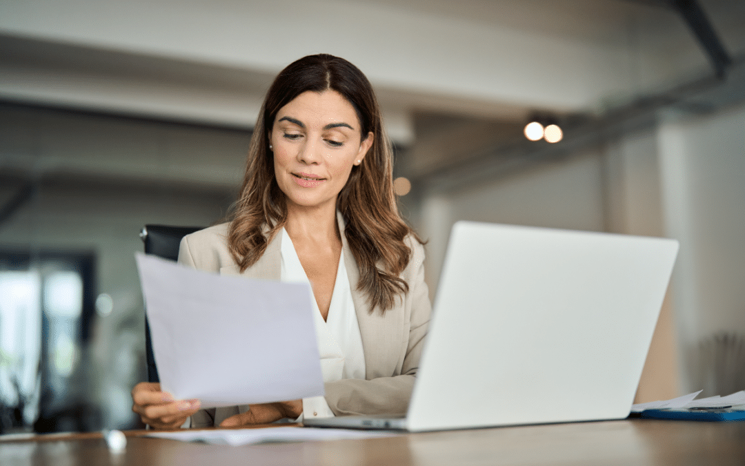 femme traduisant un extrait kbis en anglais